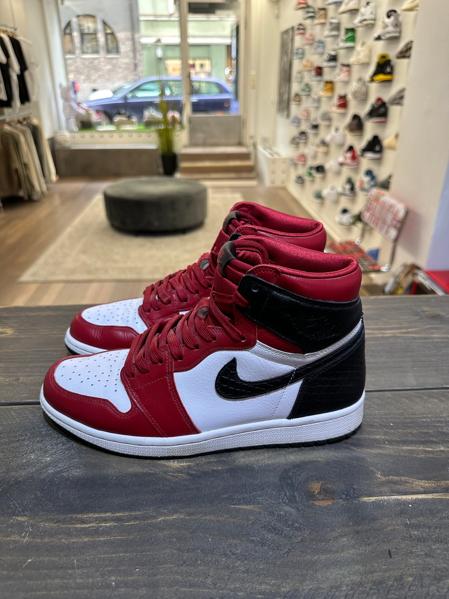 Jordan 1 Retro High Satin Snake Chicago (Eu:40.5)