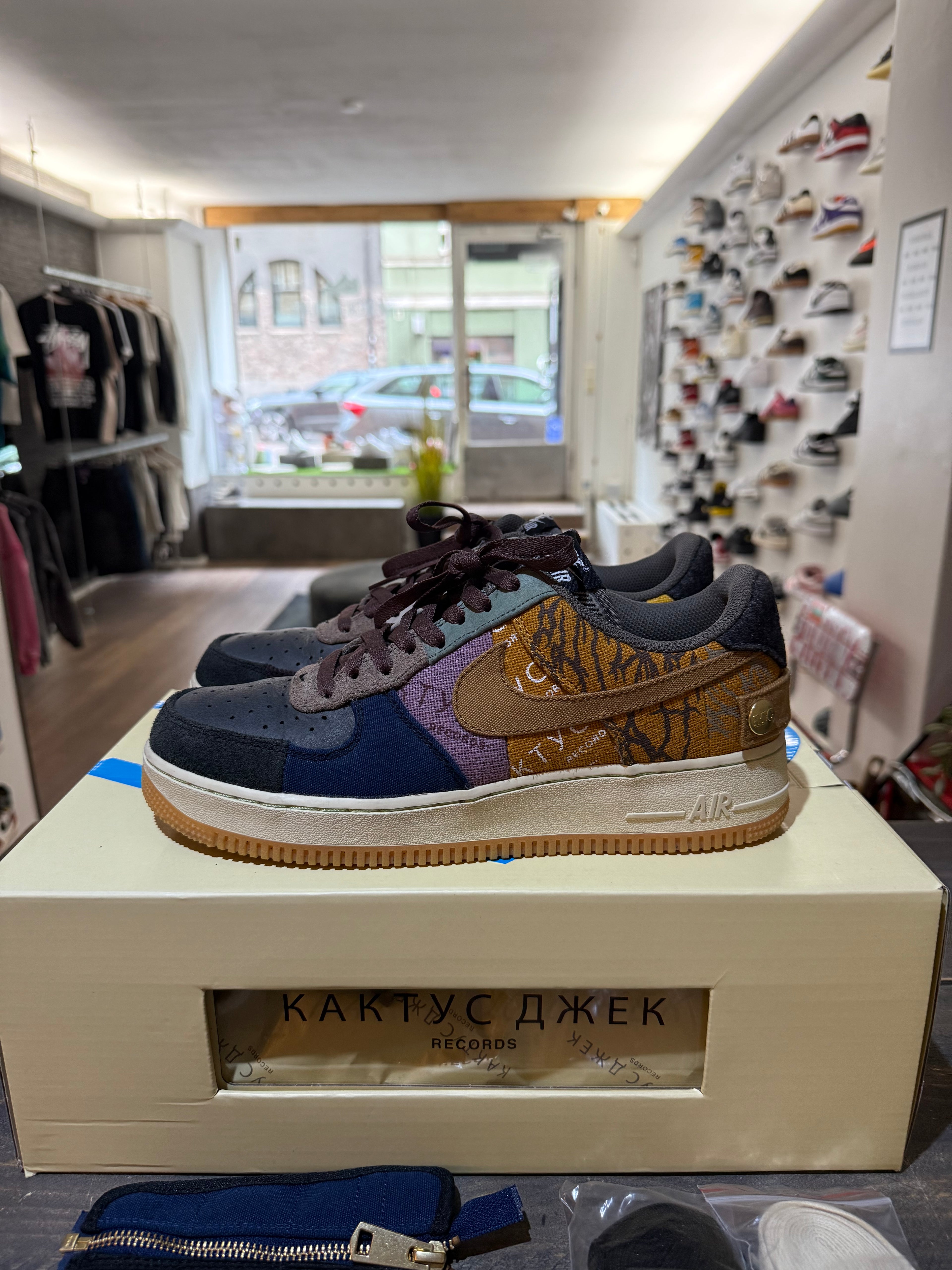 Nike Air Force 1 Low Travis Scott Cactus Jack (Eu:43)